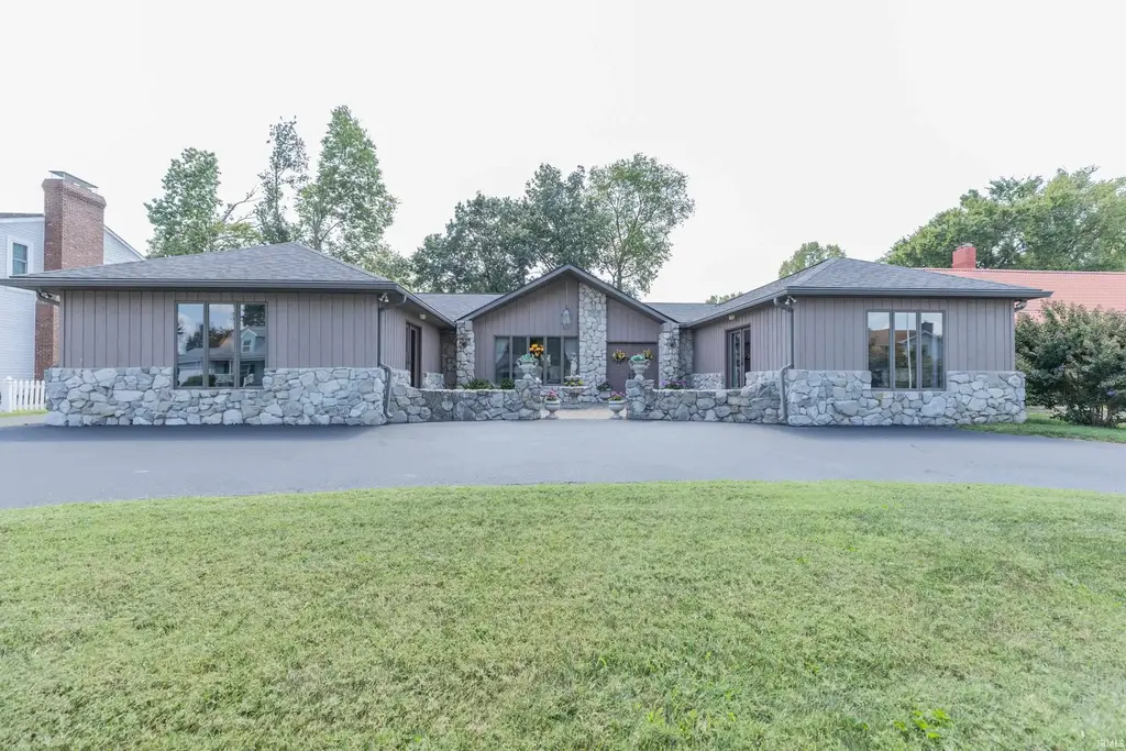 9999 Powers Drive, Newburgh