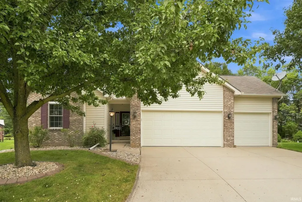 3933 Whitfield Chase, Fort Wayne