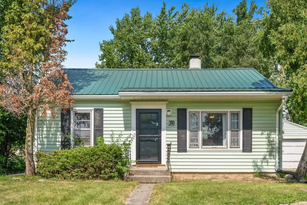 310 E Walnut Street, Waterloo