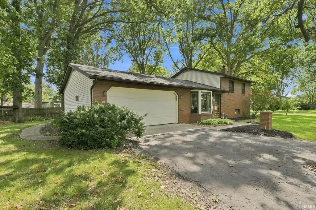 4110 Woodstock Drive, Fort Wayne