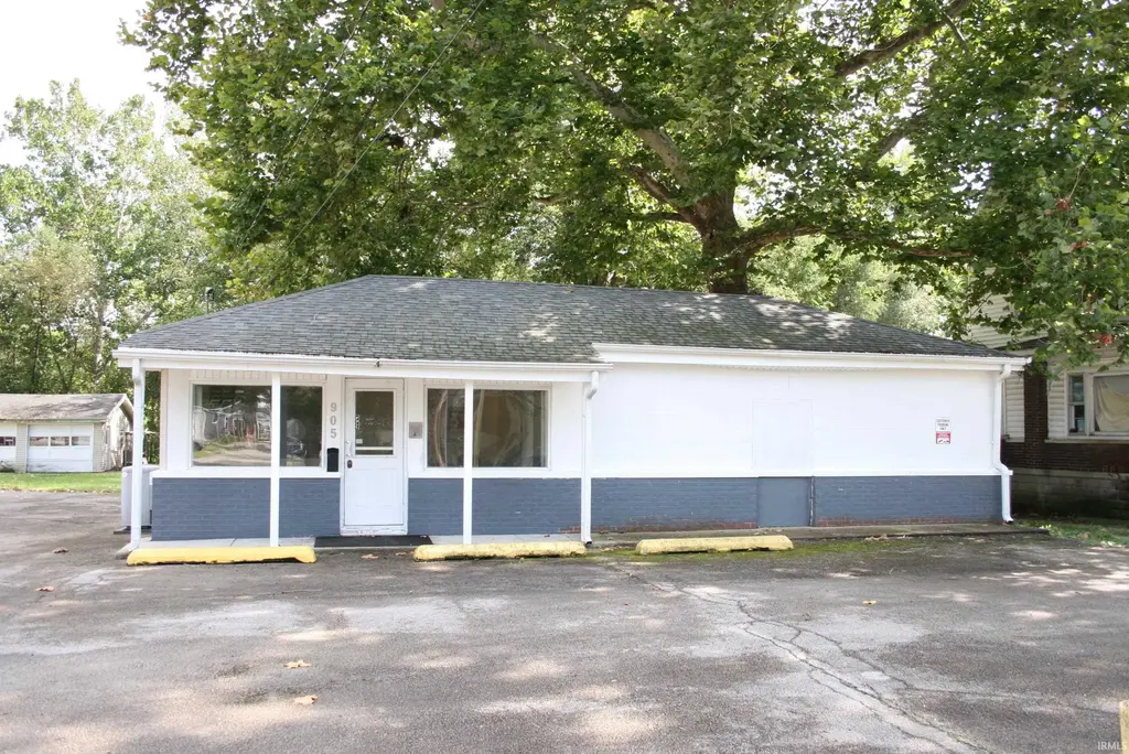 905 W Park Drive, Huntington