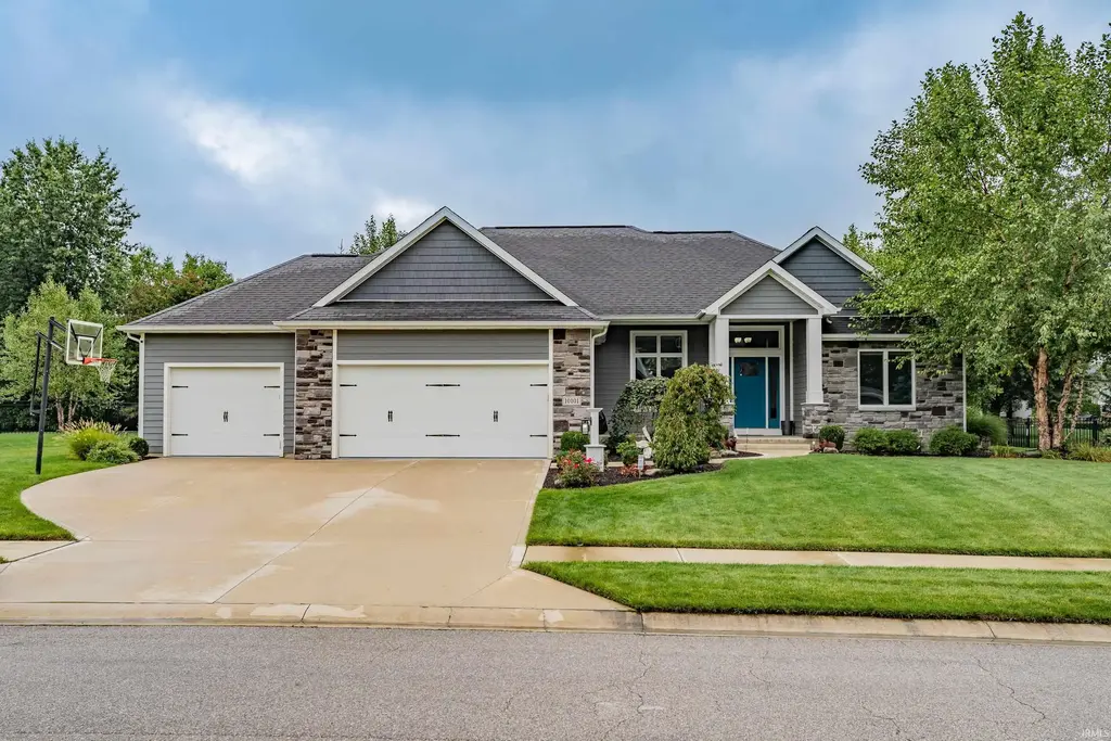10101 Foxwood Passage, Fort Wayne