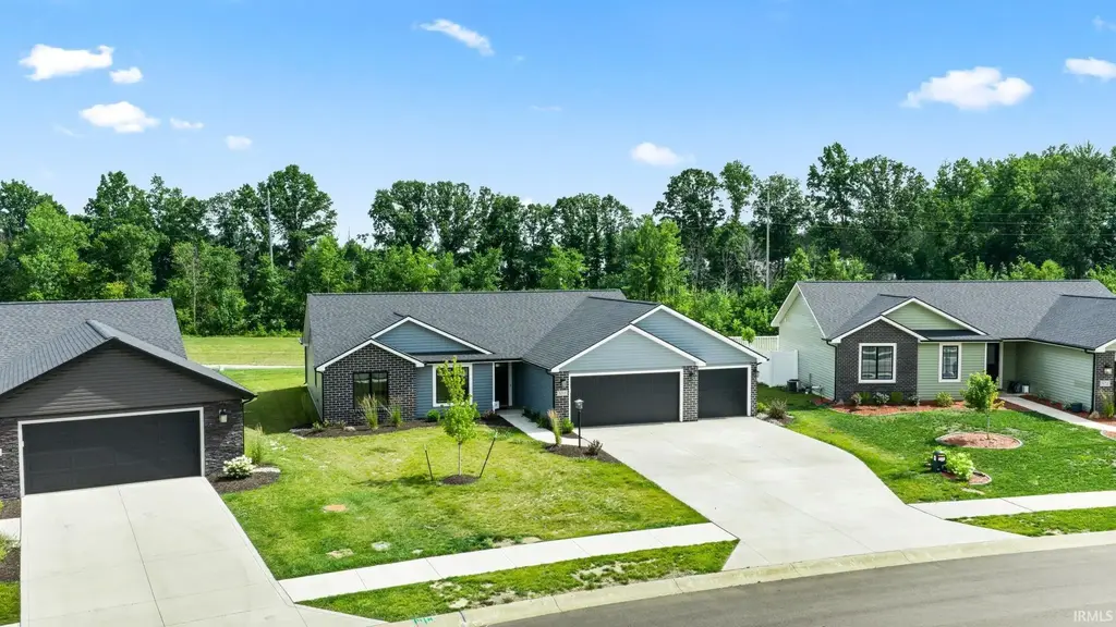 884 Lagonda Trail, Fort Wayne