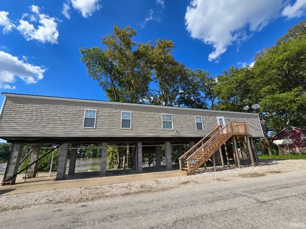 8182 W 425, Patoka