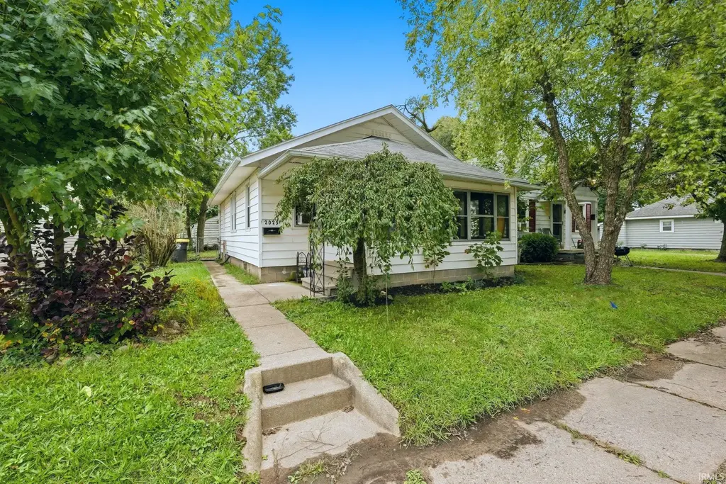 2025 Carlton Avenue, Fort Wayne