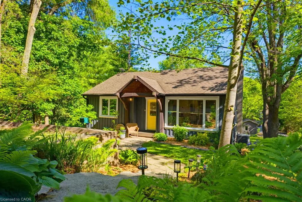 1131 Old Governor's Road, Dundas