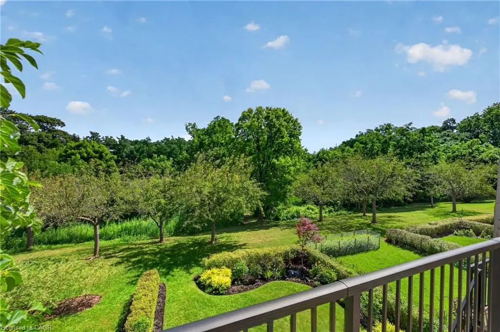 112 Fairwood Place W, Burlington