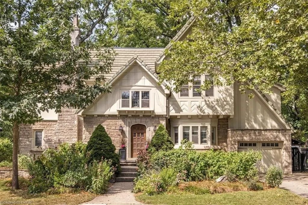 2 Oak Knoll Drive, Hamilton