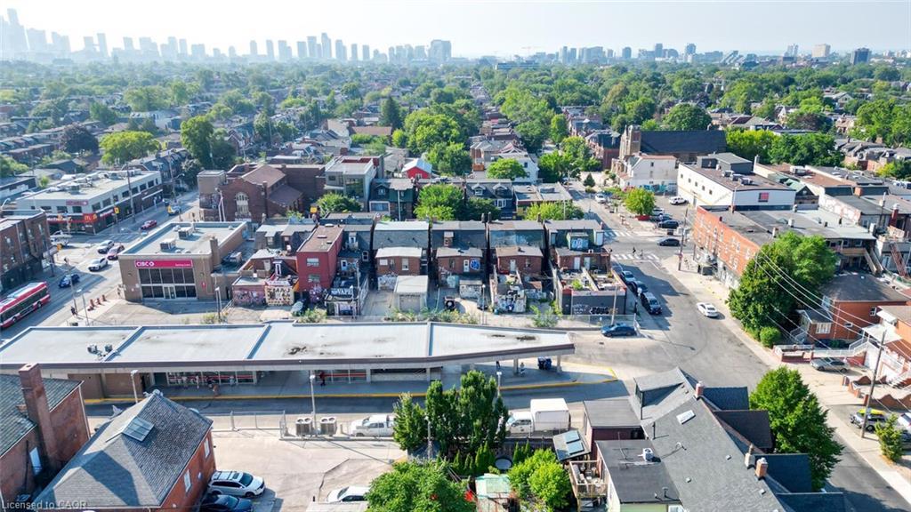 910 Bloor Street W, Toronto