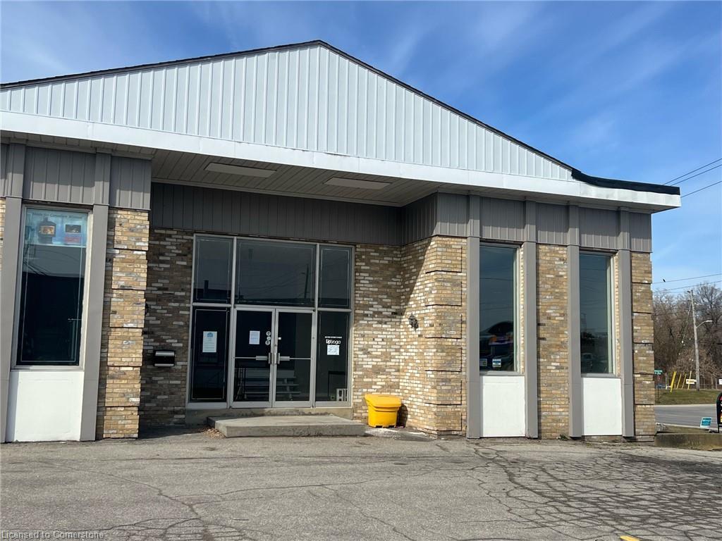 100 Dundas Street E, Paris