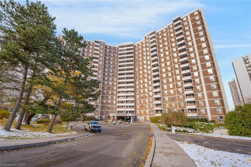 10 Edgecliff Golfway 206, North York