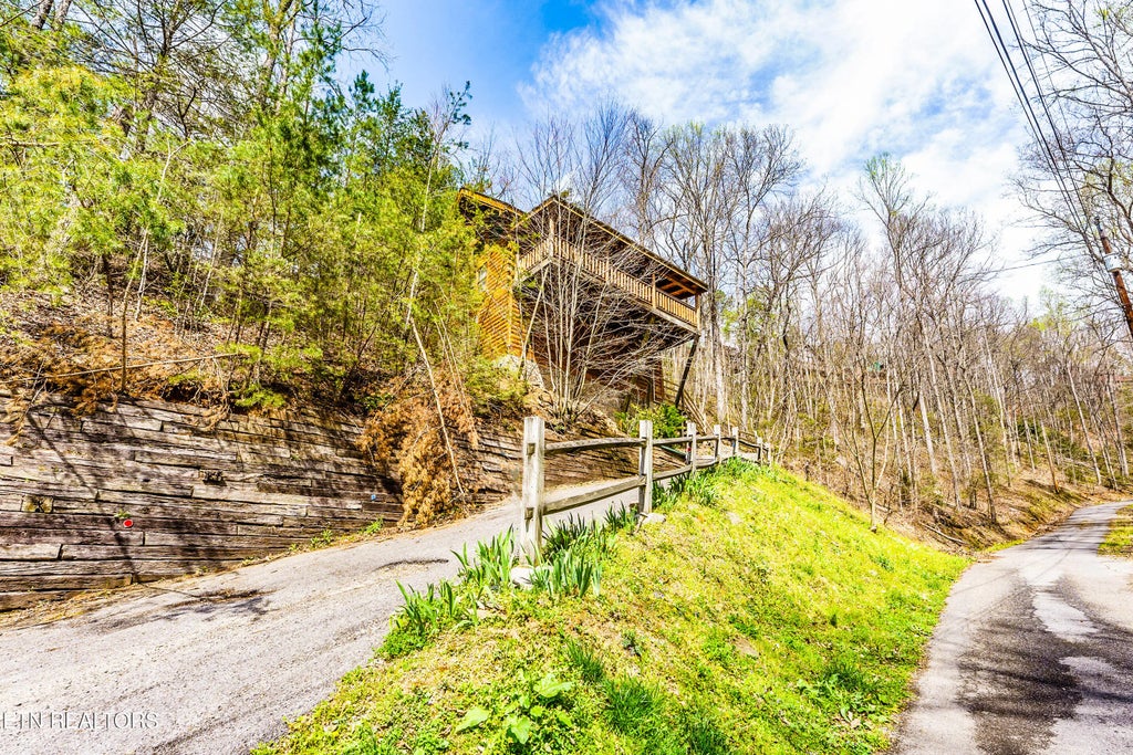 1005 Beach Hollow Court, Sevierville