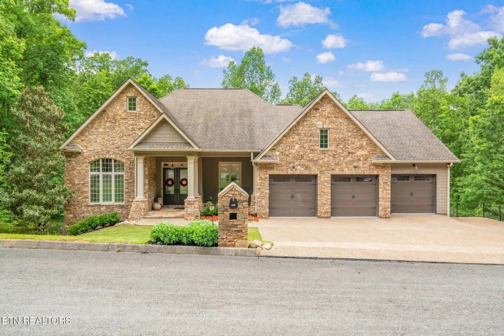 111 Winchester Circle, Oak Ridge