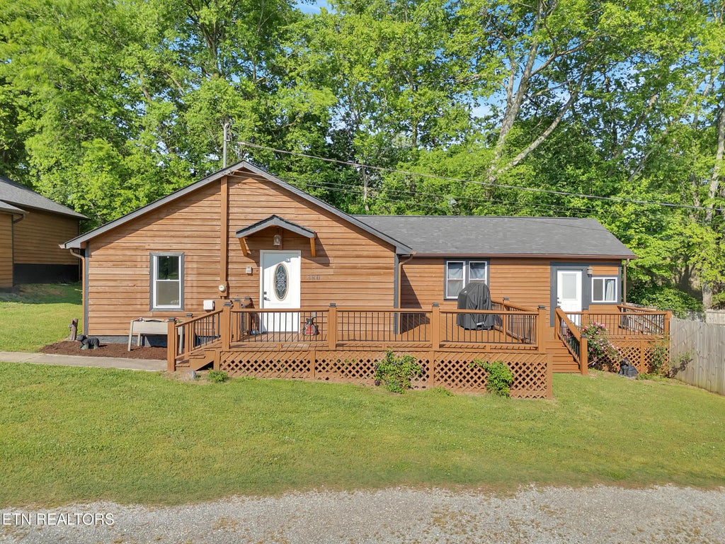 380 Buster Blvd, Lenoir City