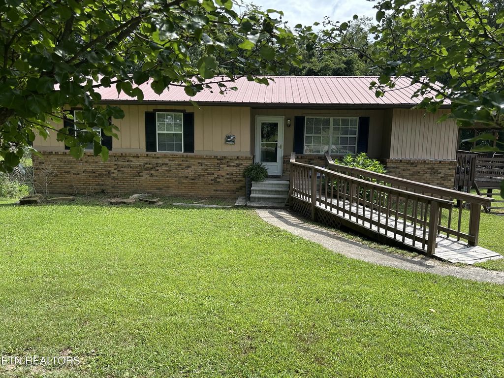 1041 Roysden Rd, Jamestown