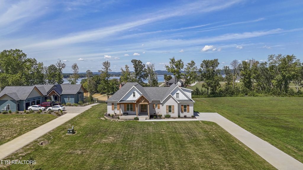 250 Sunset Blvd, White Pine