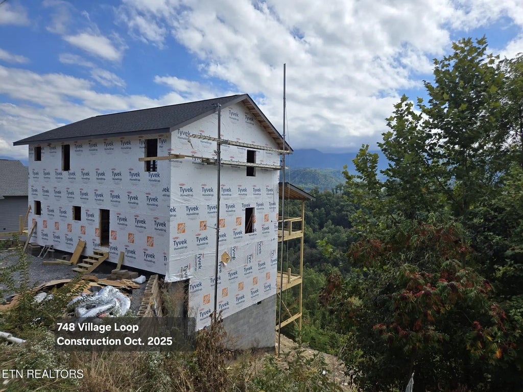 748 Village Loop Rd, Gatlinburg