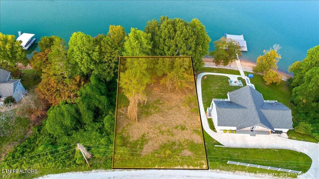 Lakesprings Drive, LaFollette