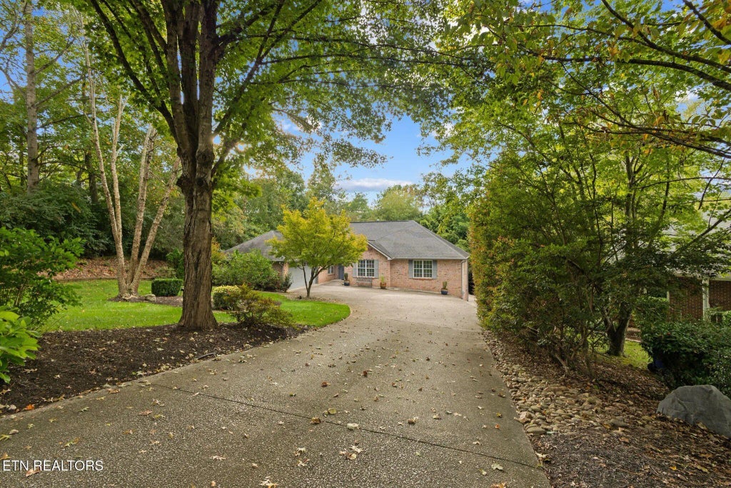 105 Deerfield Lane, Oak Ridge