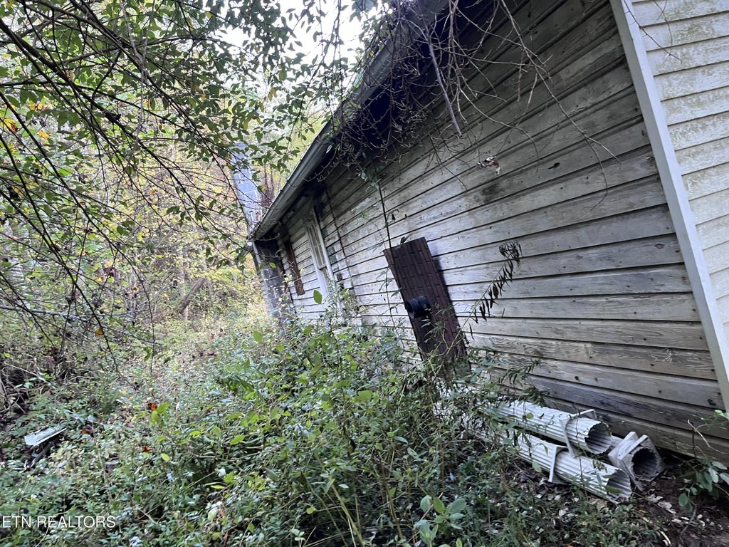 8606 Apple St, Pound