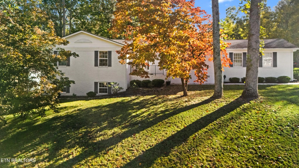 111 Baypath Drive, Oak Ridge