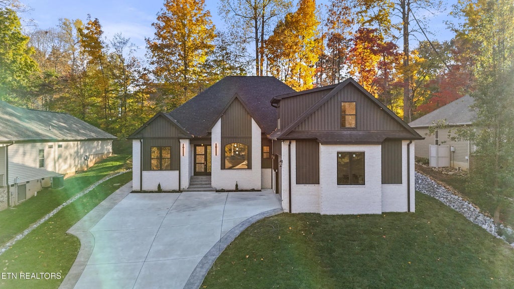 176 Saligugi Way, Loudon