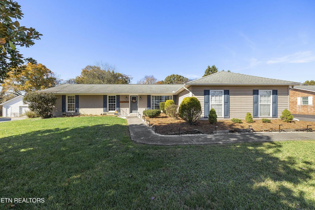 1882 Calloway Circle, Lenoir City