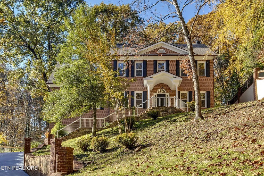 135 Amanda Drive, Oak Ridge