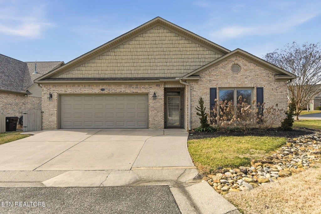 100 Dancer Lane, Oak Ridge