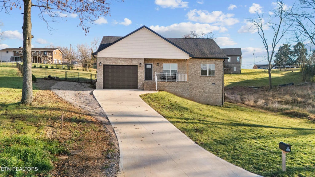 409 Commanche Tr, Seymour