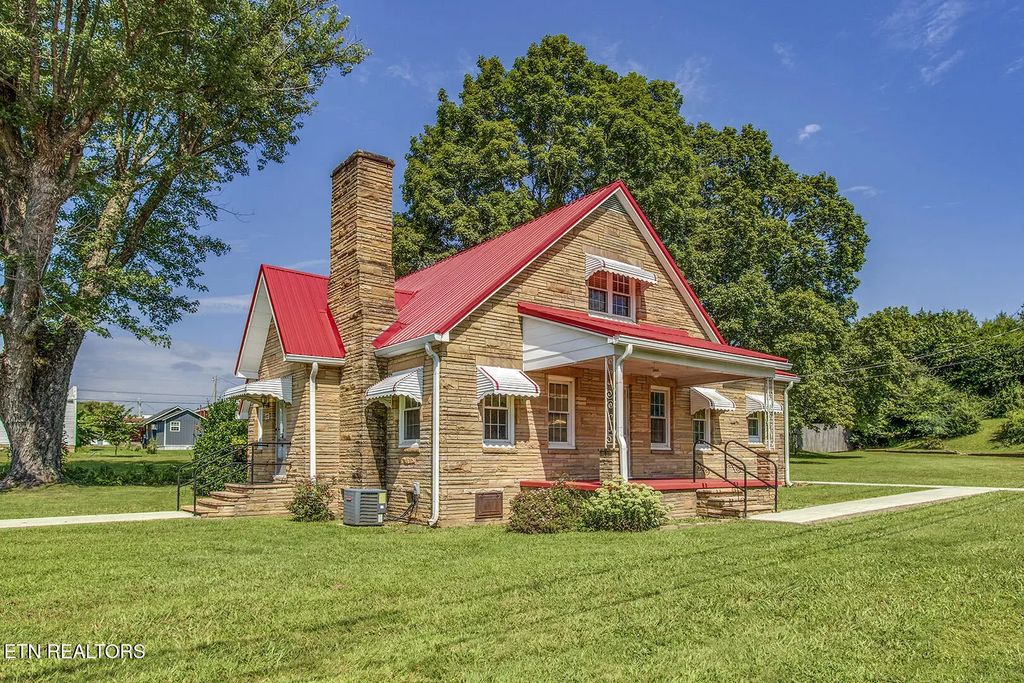 522 Court St, Wartburg