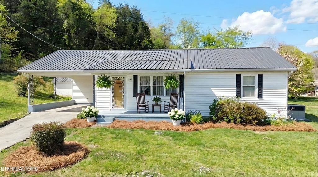 1585 Hill Road, Newport