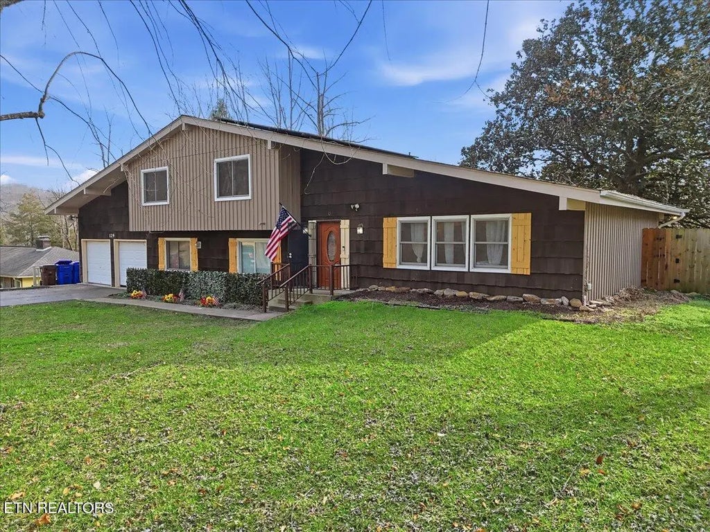 129 Greystone Drive, Oak Ridge