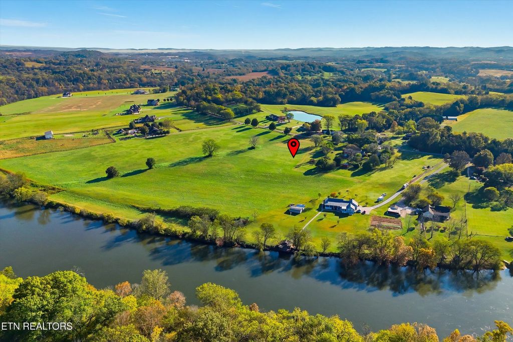 1021 Graves Rd, Strawberry Plains