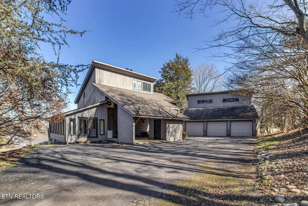 2092 Lakewood Drive, Loudon