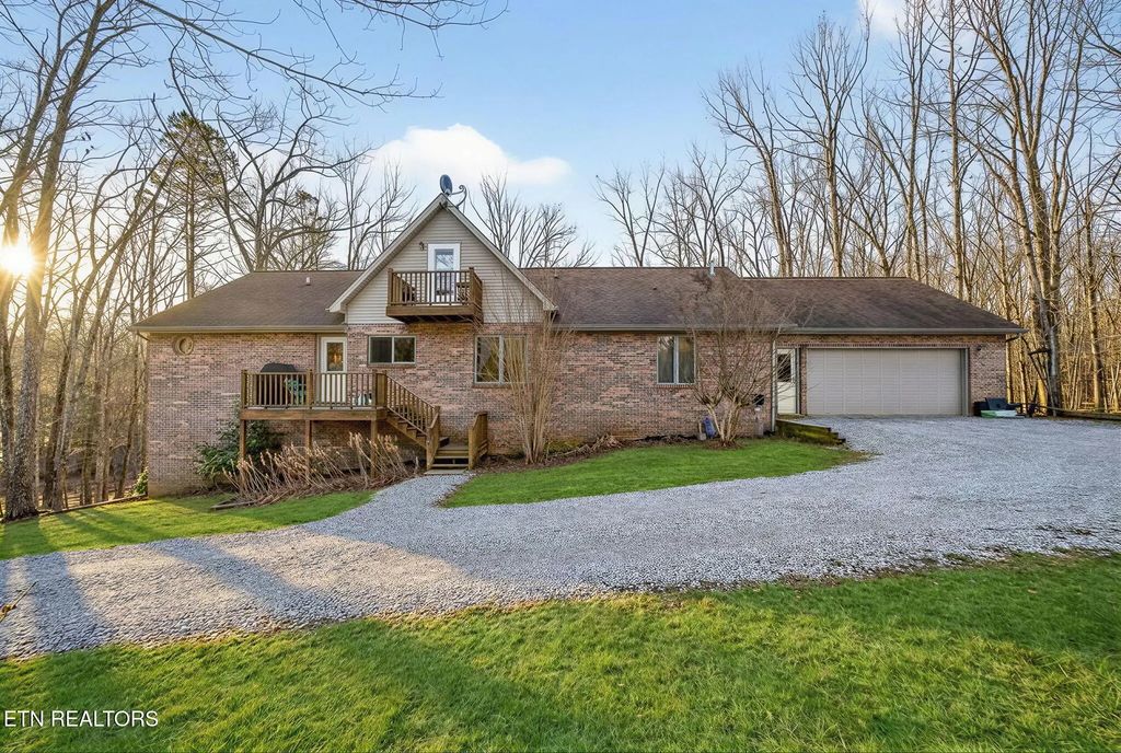 1086 Pearl Hinds Rd, Jamestown