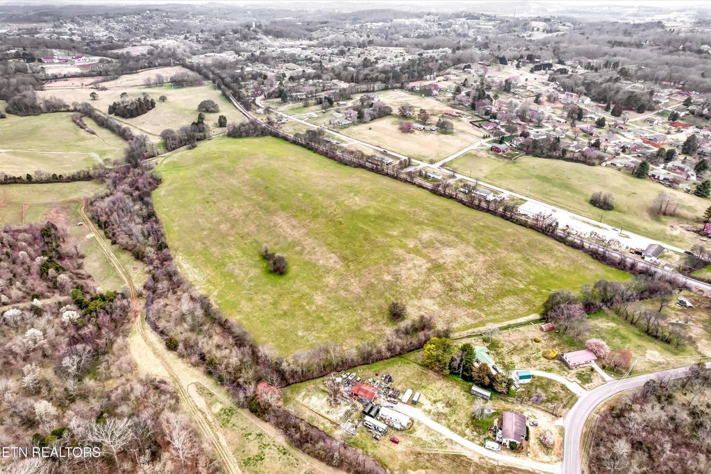 2079 Lakeview Rd, Lenoir City