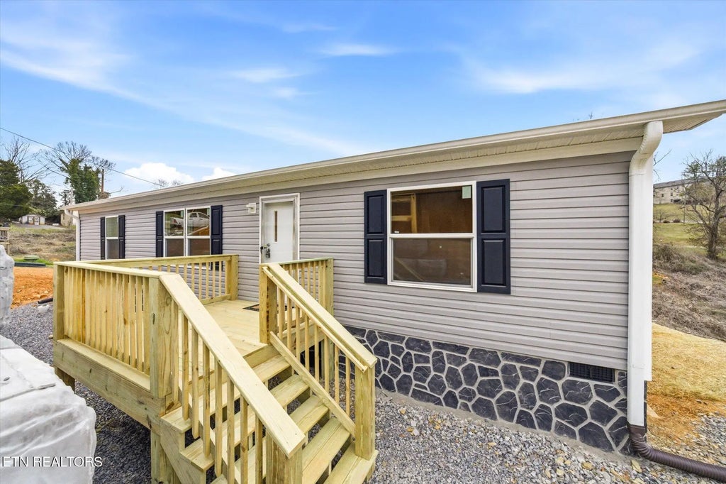 124 Riverview Drive, Loudon