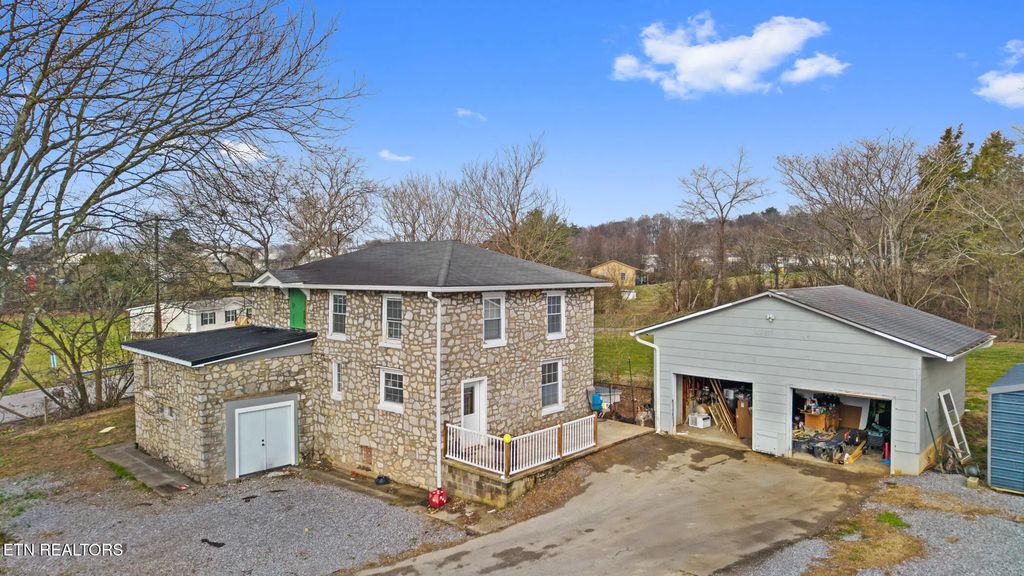 2176 Walnut St, White Pine