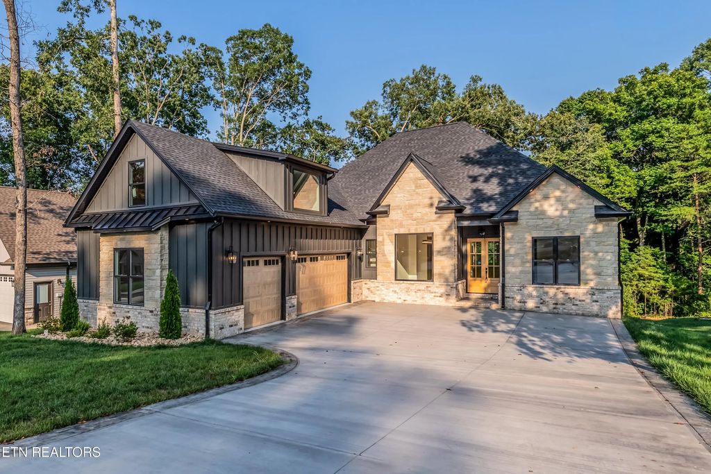 207 Ottawa Place, Loudon
