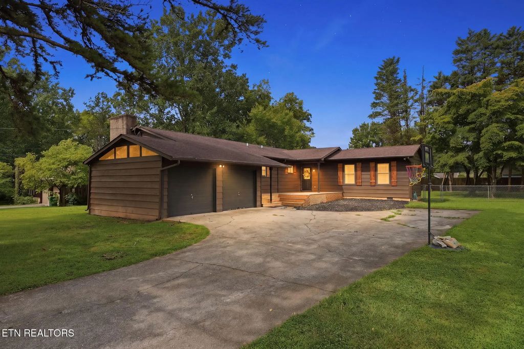 227 Leniz Drive, Maryville