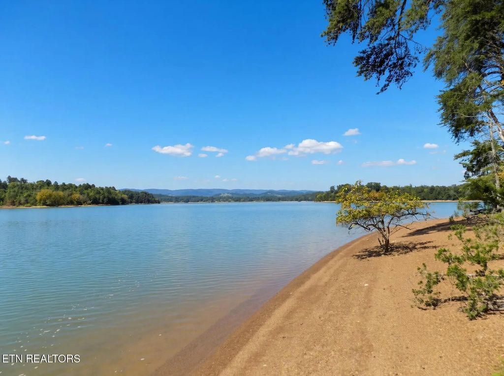 3753 Lake Point Drive, Morristown