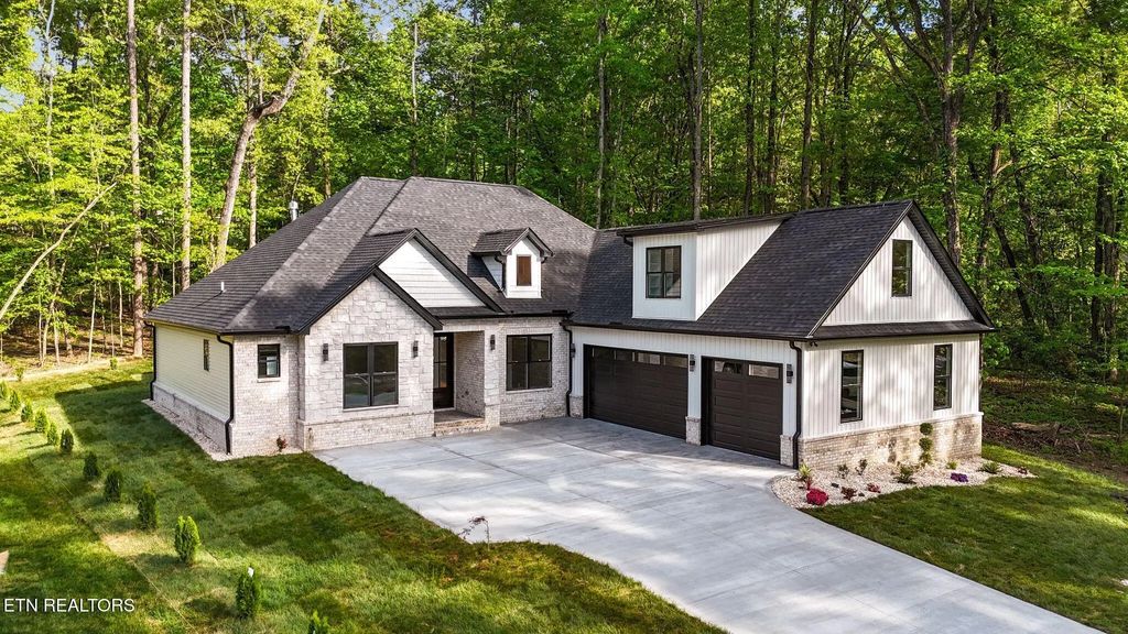 231 Oostanali Way, Loudon