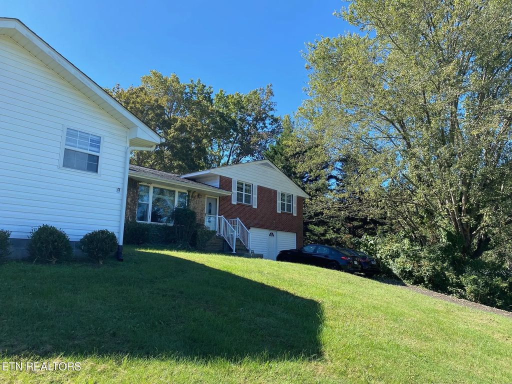 1011 Honeysuckle Drive, Newport