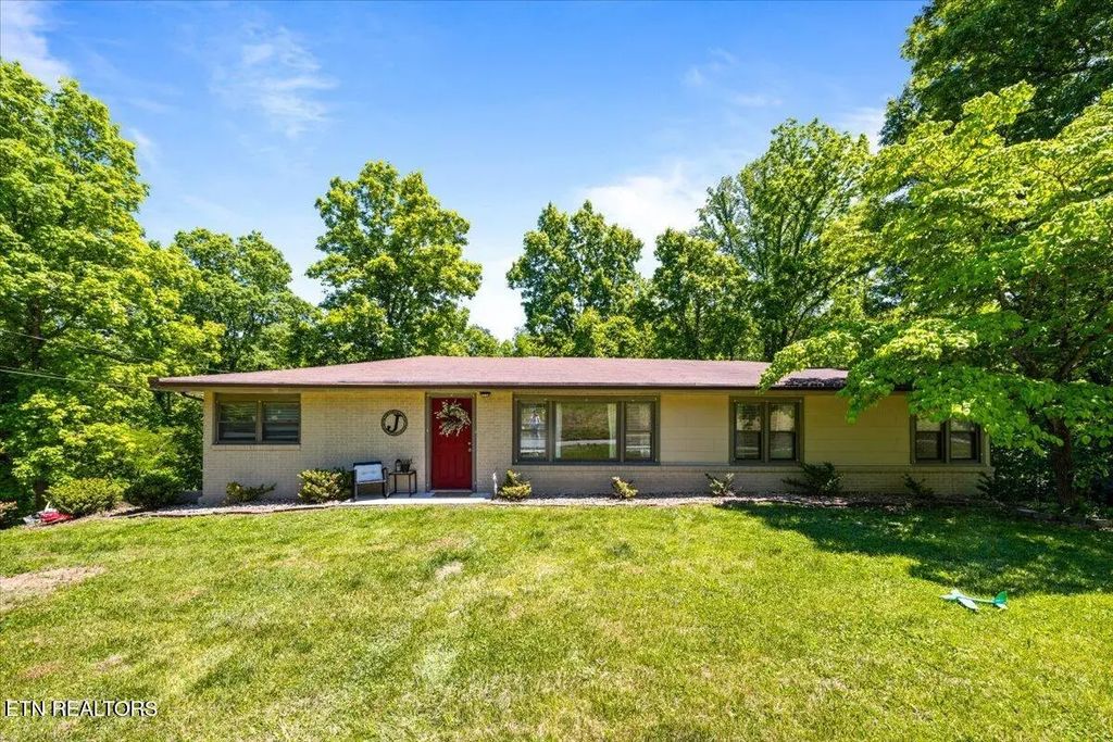 905 Pinecrest Rd, Jacksboro