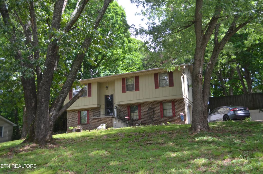 1918 Highland Rd, Maryville