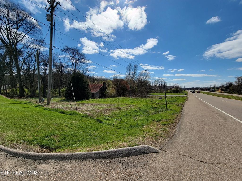 915 W Hwy 11 E, New Market