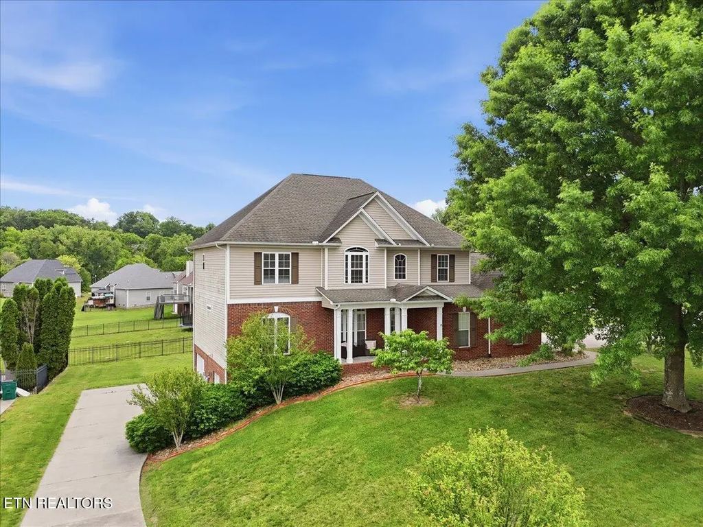 924 Saddle Ridge Lane, Morristown
