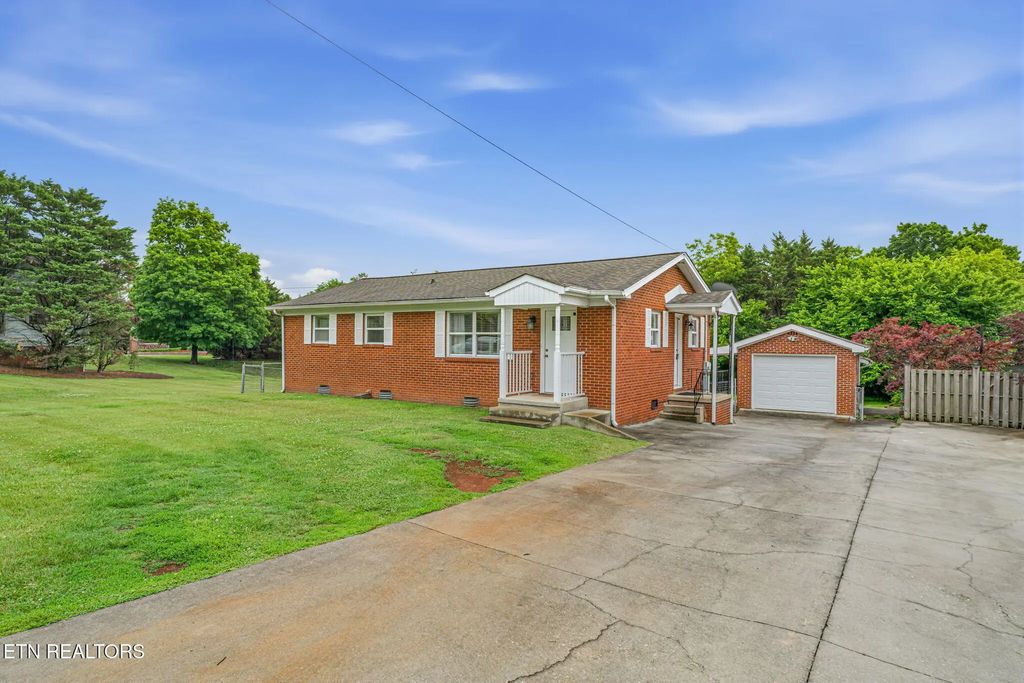 707 W King St, Jefferson City