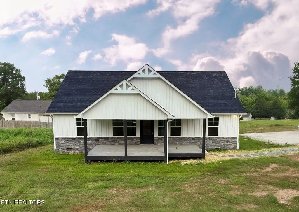 408 Glade Springs Rd, LaFollette